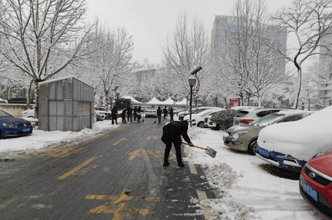 干部職工齊上陣，掃雪除冰暖民心！市住建局積極開(kāi)展掃雪除冰活動(dòng)